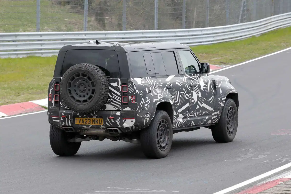 Land Rover Defender OCTA, con le foto spia ora sappiamo com'è fatto (10)