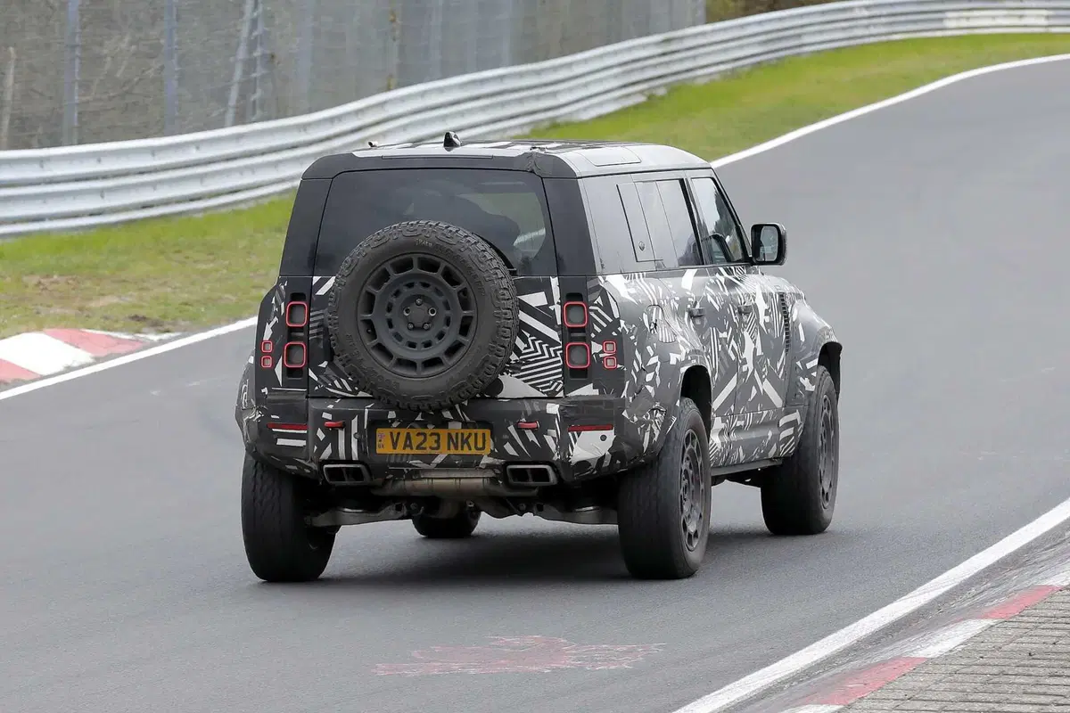 Land Rover Defender OCTA, con le foto spia ora sappiamo com'è fatto (9)