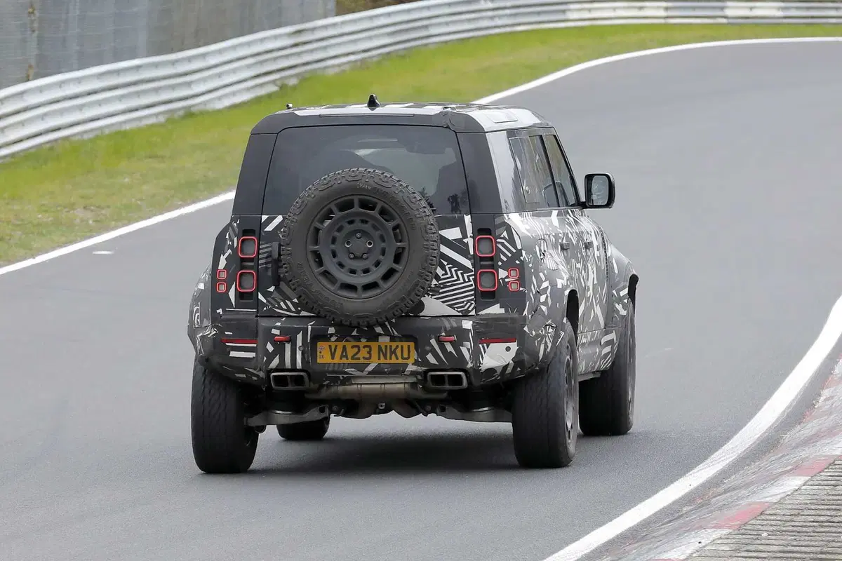 Land Rover Defender OCTA, con le foto spia ora sappiamo com'è fatto (11)