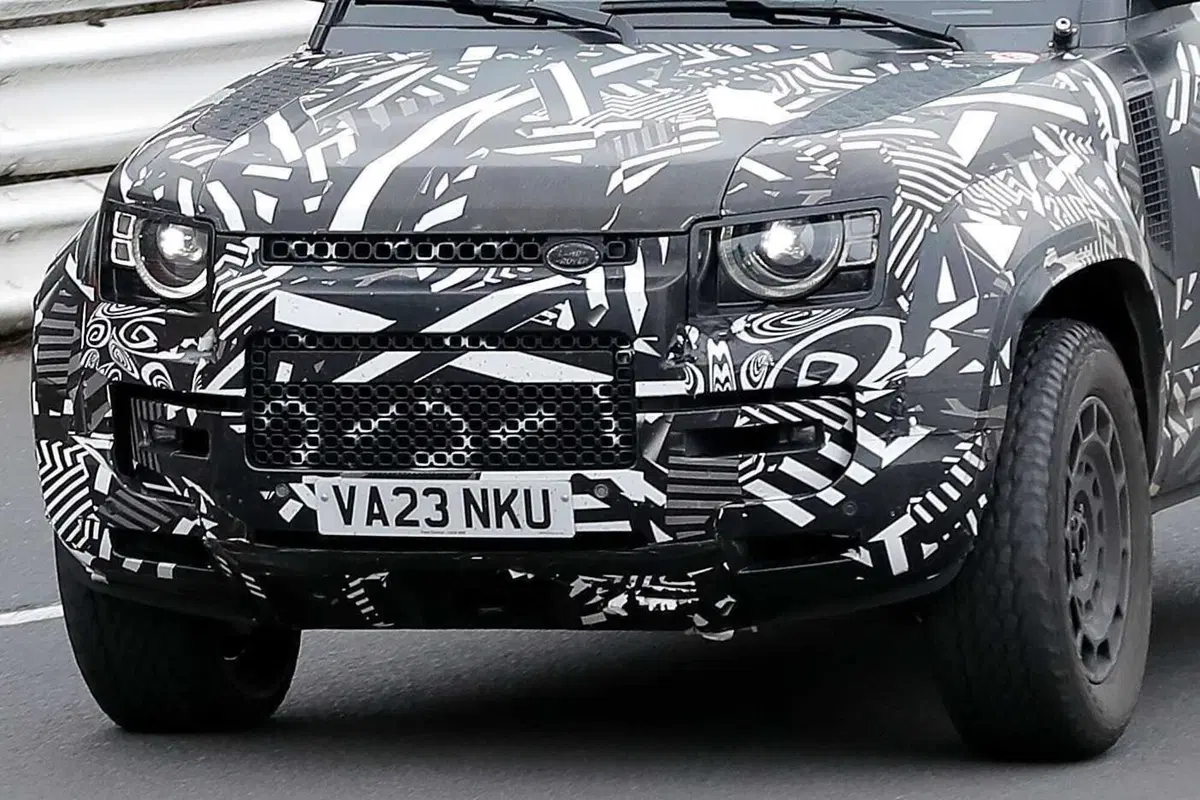 Land Rover Defender OCTA, con le foto spia ora sappiamo com'è fatto (12)