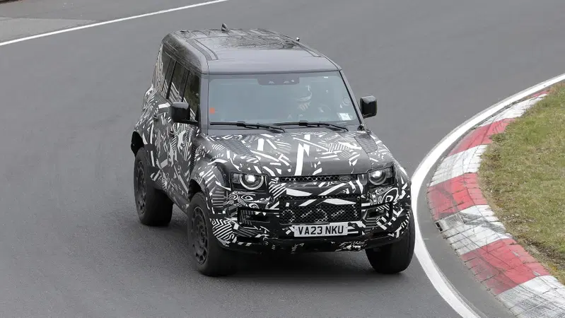 Land Rover Defender OCTA, con le foto spia ora sappiamo com'&egrave; fatto