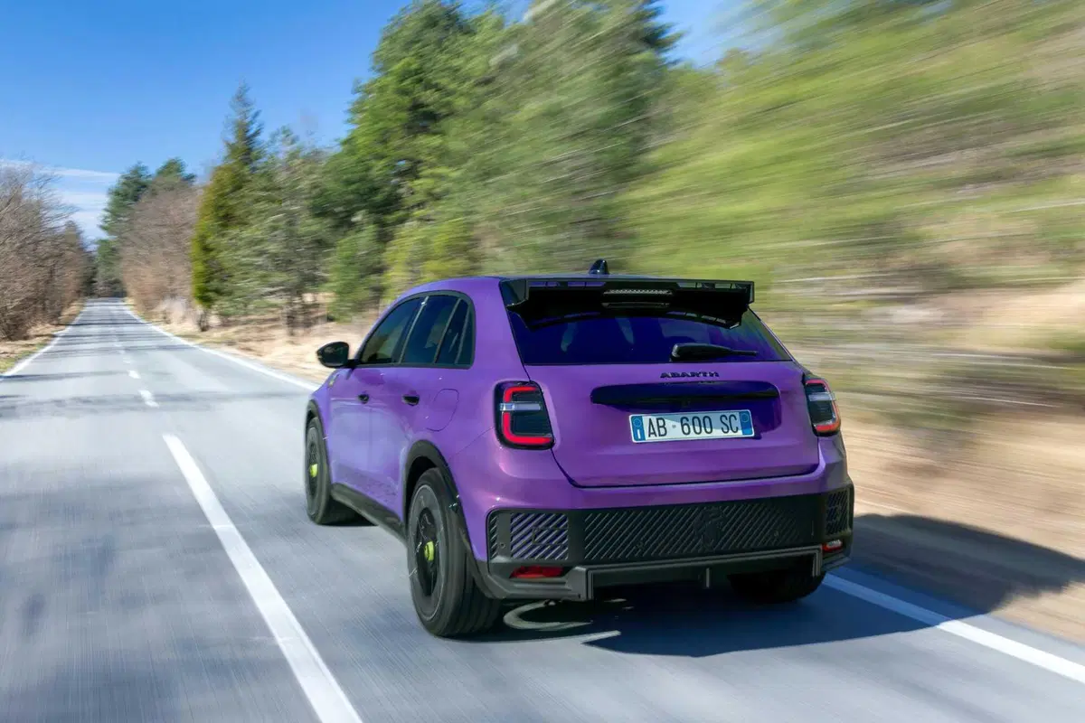 Abarth 600e: foto inedite, la Casa dello Scorpione compie 75 anni (2)
