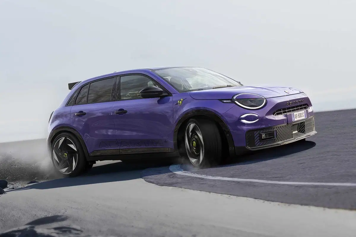 Abarth 600e: foto inedite, la Casa dello Scorpione compie 75 anni (3)