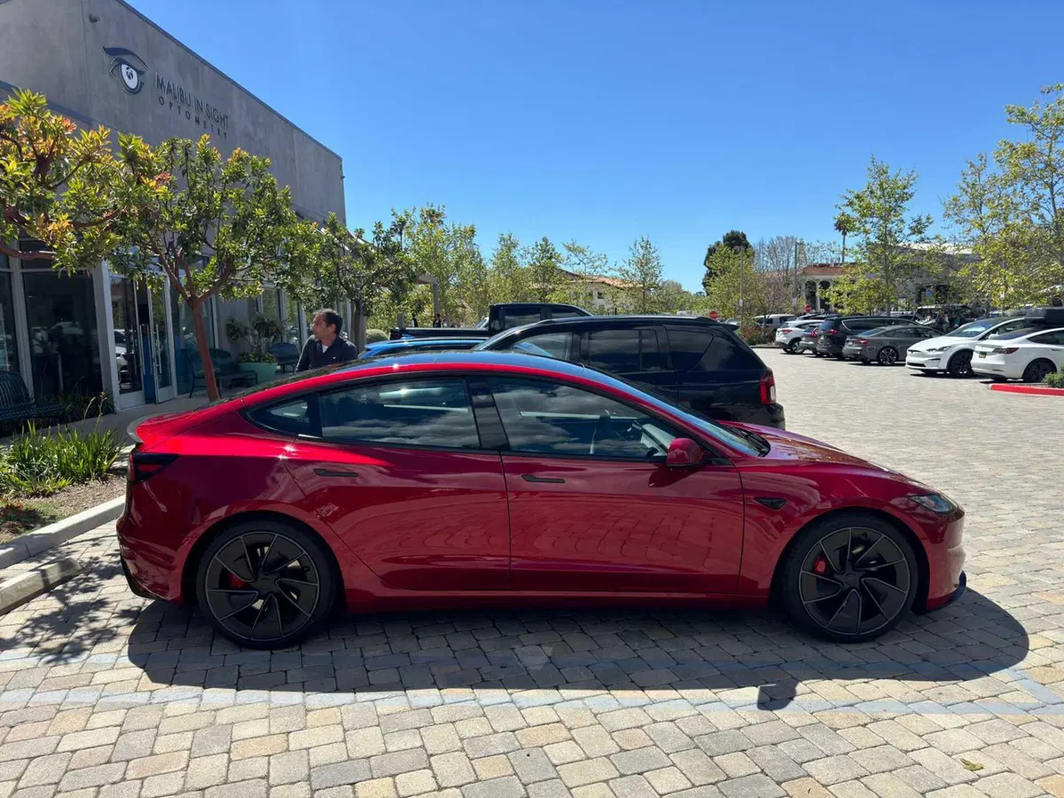 Tesla Model 3 Ludicrous, ecco il video spia della nuova Performance  (3)