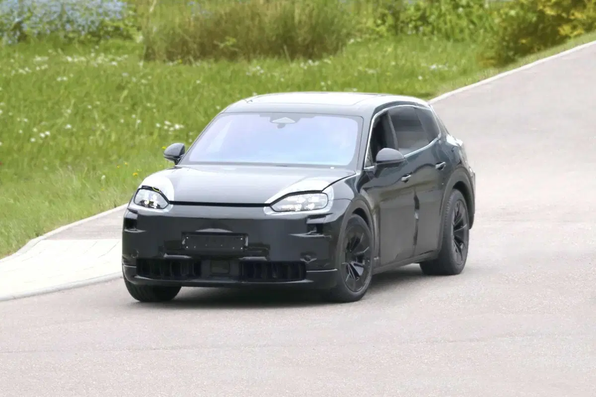 Porsche K1, ecco la nuova elettrica a sette posti [Foto Spia] (2)
