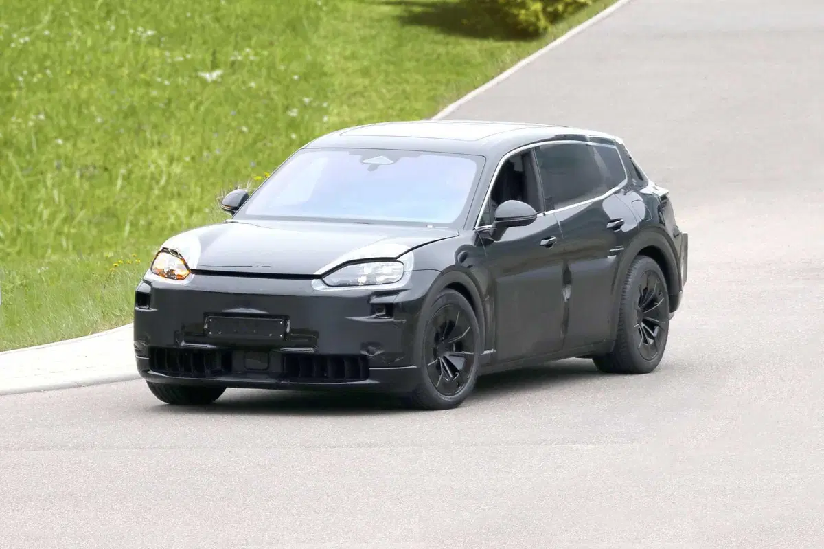 Porsche K1, ecco la nuova elettrica a sette posti [Foto Spia] (3)