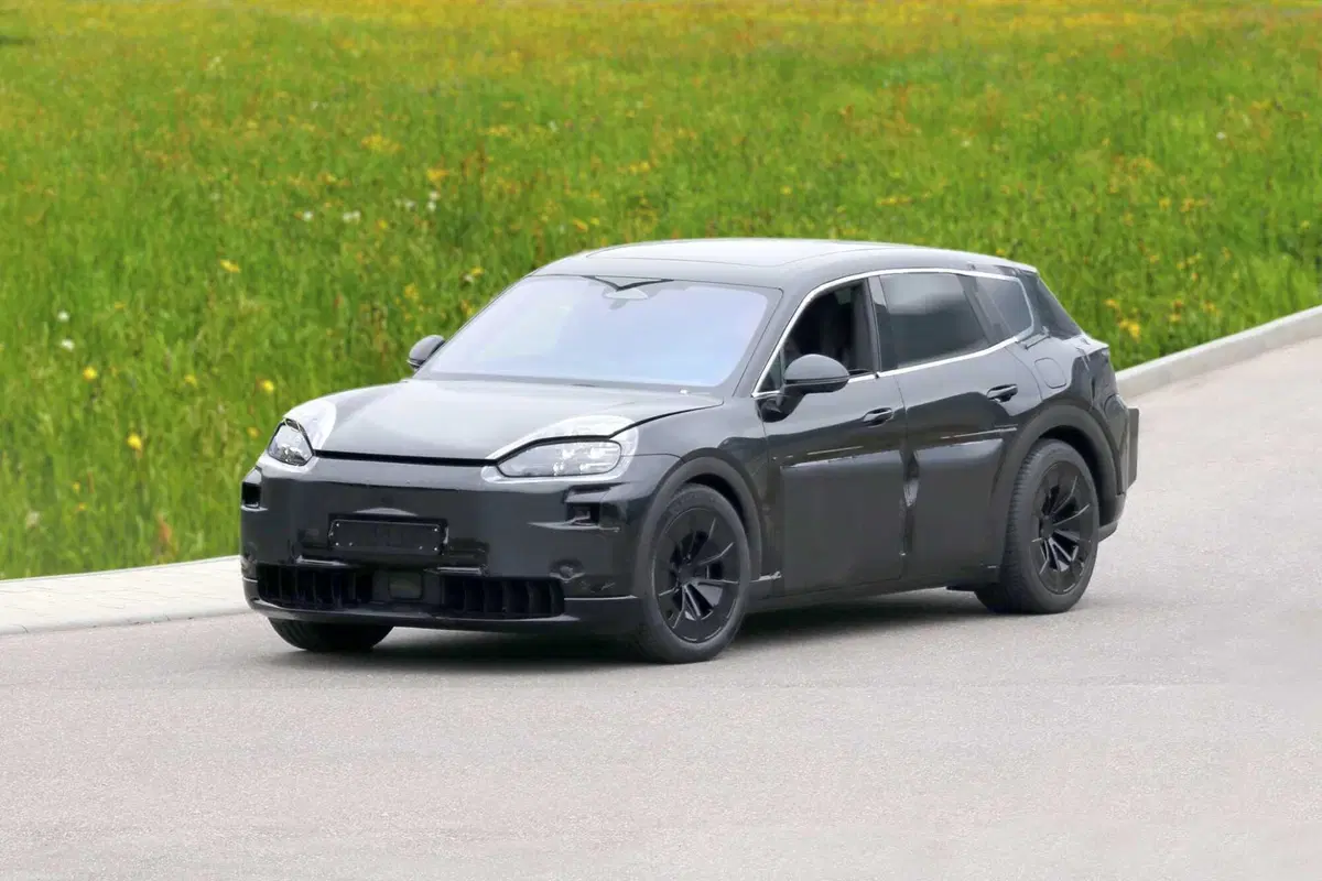 Porsche K1, ecco la nuova elettrica a sette posti [Foto Spia] (4)