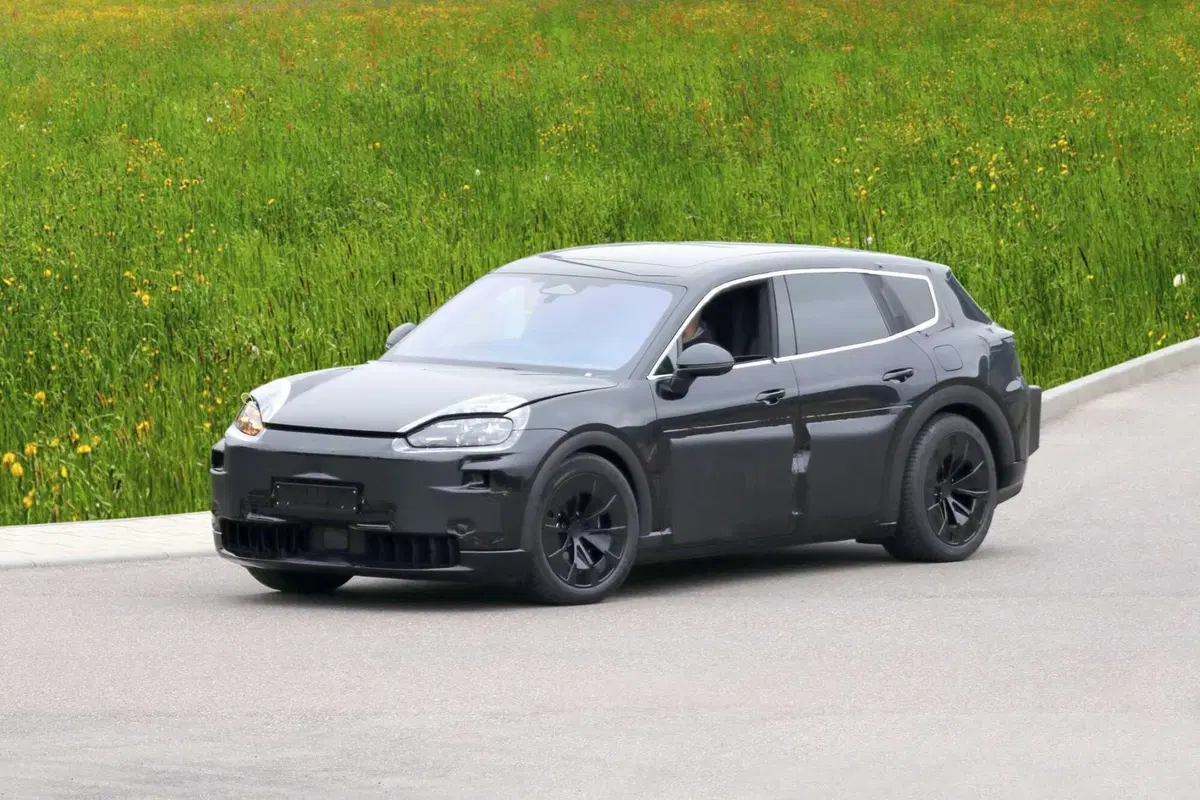 Porsche K1, ecco la nuova elettrica a sette posti [Foto Spia] (5)