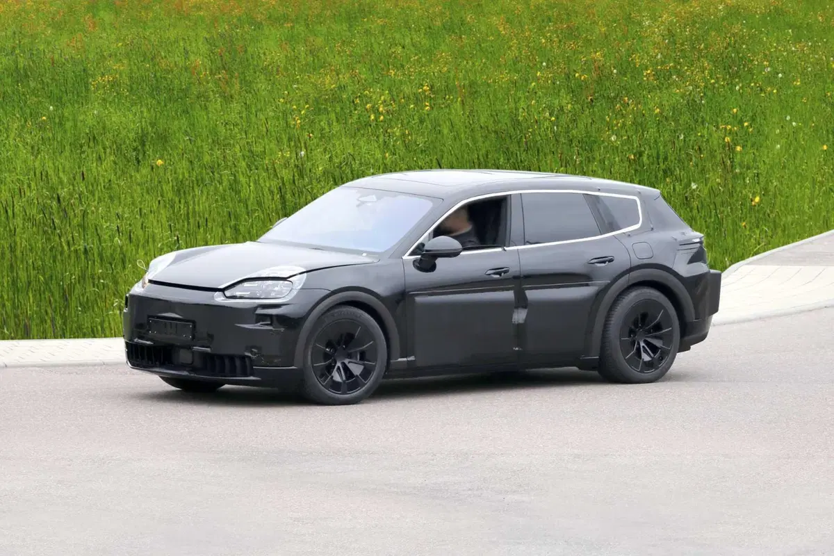 Porsche K1, ecco la nuova elettrica a sette posti [Foto Spia] (6)