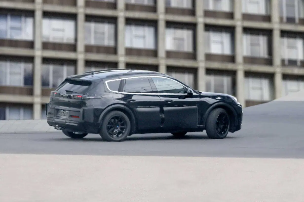 Porsche K1, ecco la nuova elettrica a sette posti [Foto Spia] (8)