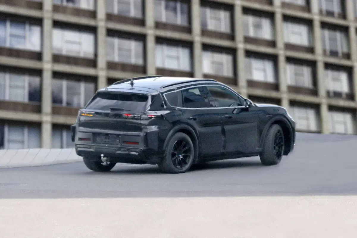 Porsche K1, ecco la nuova elettrica a sette posti [Foto Spia] (9)