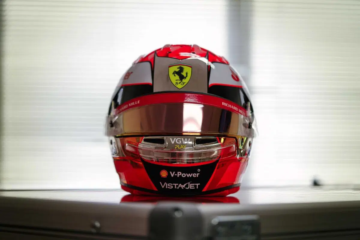F1. Casco speciale di Charles Leclerc per Jules Bianchi al Gran Premio del Giappone 2024 (5)