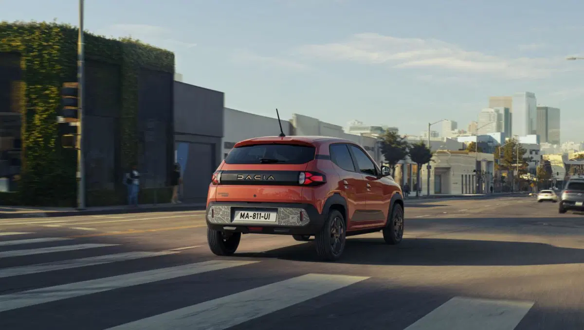 Dacia Spring 2024, svelati i prezzi: si parte da 17.900 euro (senza incentivi) (2)