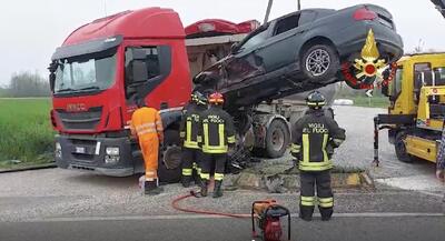 Vola con la BMW su un cordolo e s'incastra in un camion, ferito ma salvo