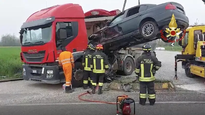 Vola con la BMW su un cordolo e s'incastra in un camion, ferito ma salvo