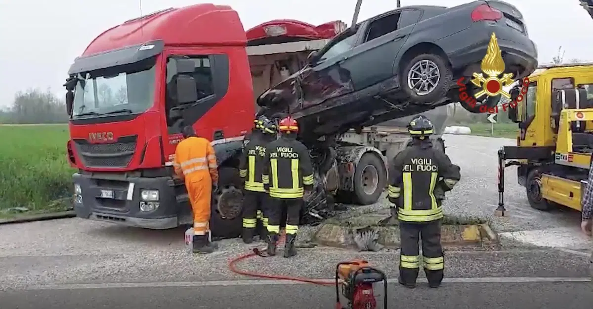 Vola con la BMW su un cordolo e s'incastra in un camion, ferito ma salvo