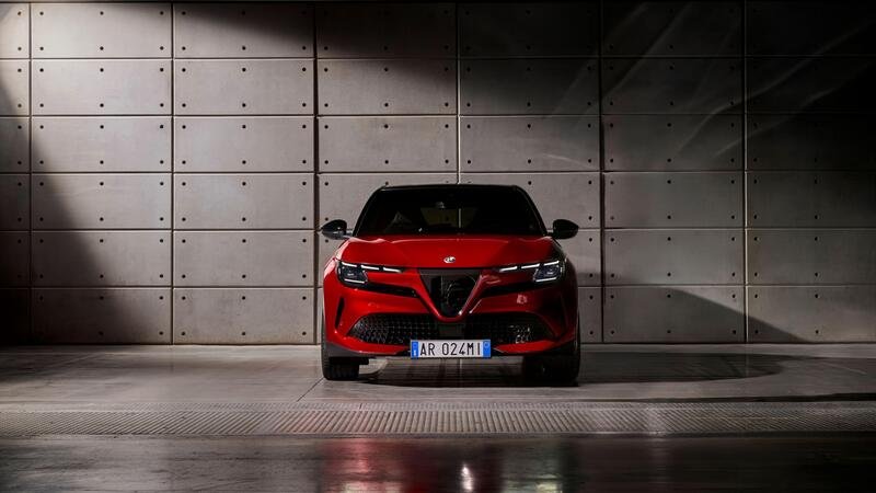 Alfa Romeo Milano: eccola dal vivo, elettrica fino a 240 CV, ma anche ibrida 48V [VIDEO]