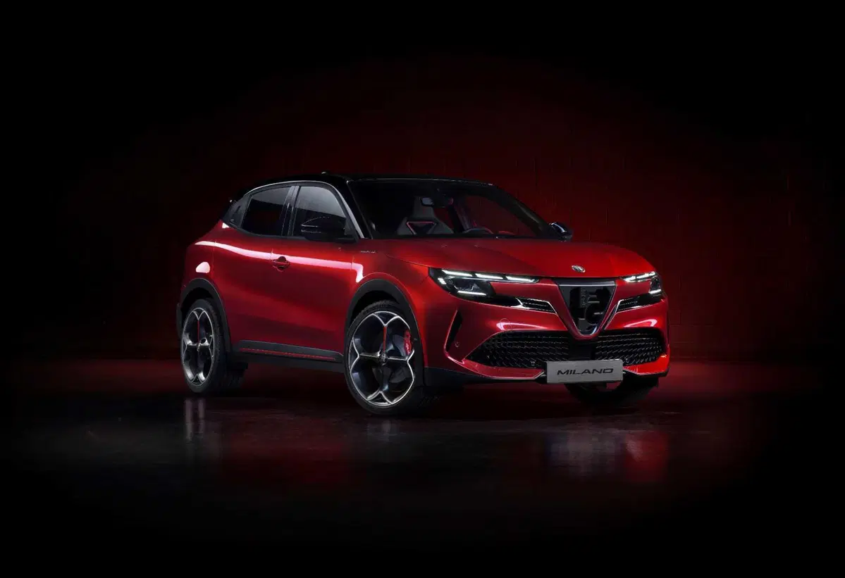 Alfa Romeo Milano: eccola dal vivo, elettrica fino a 240 CV, ma anche ibrida 48V 
