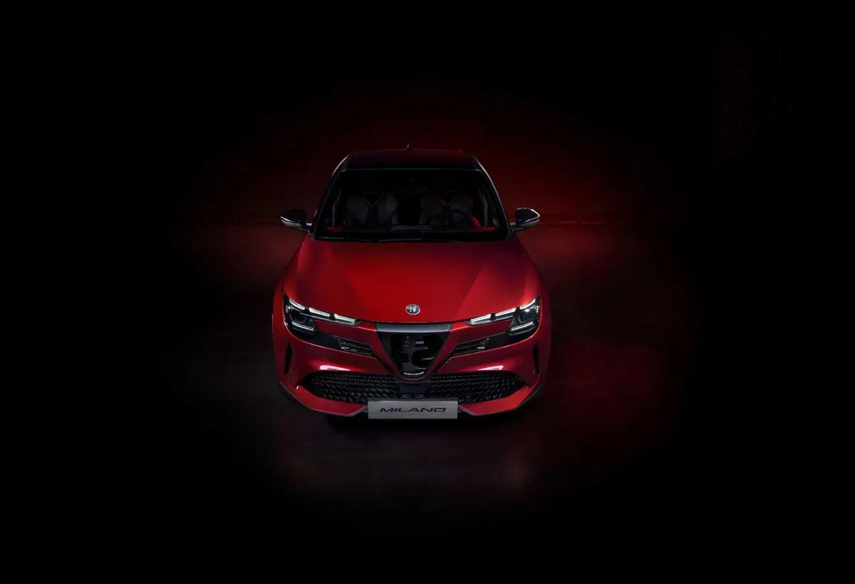 Alfa Romeo Milano: eccola dal vivo, elettrica fino a 240 CV, ma anche ibrida 48V  (2)