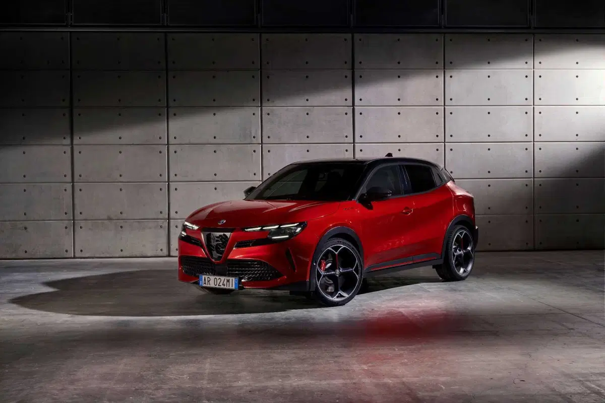 Alfa Romeo Milano: eccola dal vivo, elettrica fino a 240 CV, ma anche ibrida 48V  (3)