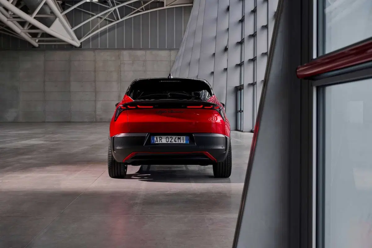 Alfa Romeo Milano: eccola dal vivo, elettrica fino a 240 CV, ma anche ibrida 48V  (6)