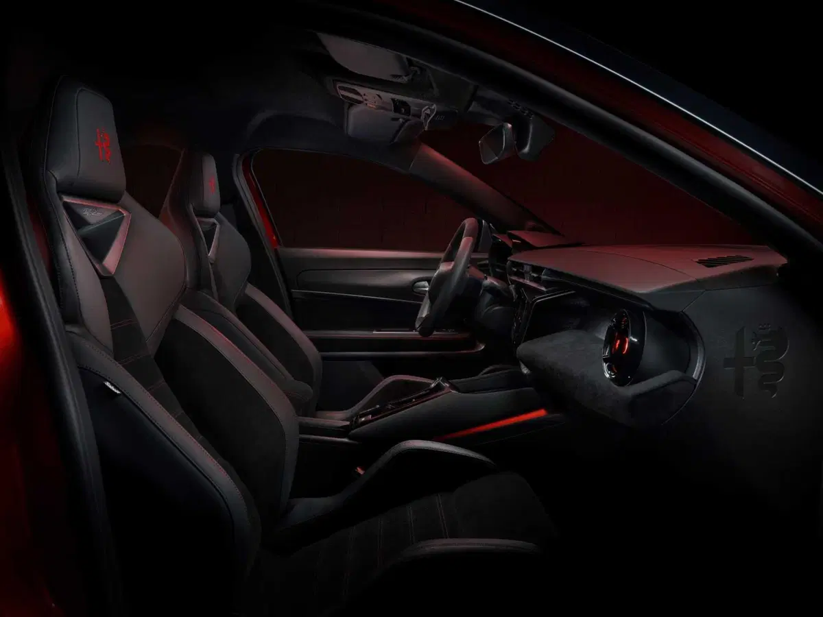 Alfa Romeo Milano: eccola dal vivo, elettrica fino a 240 CV, ma anche ibrida 48V  (7)