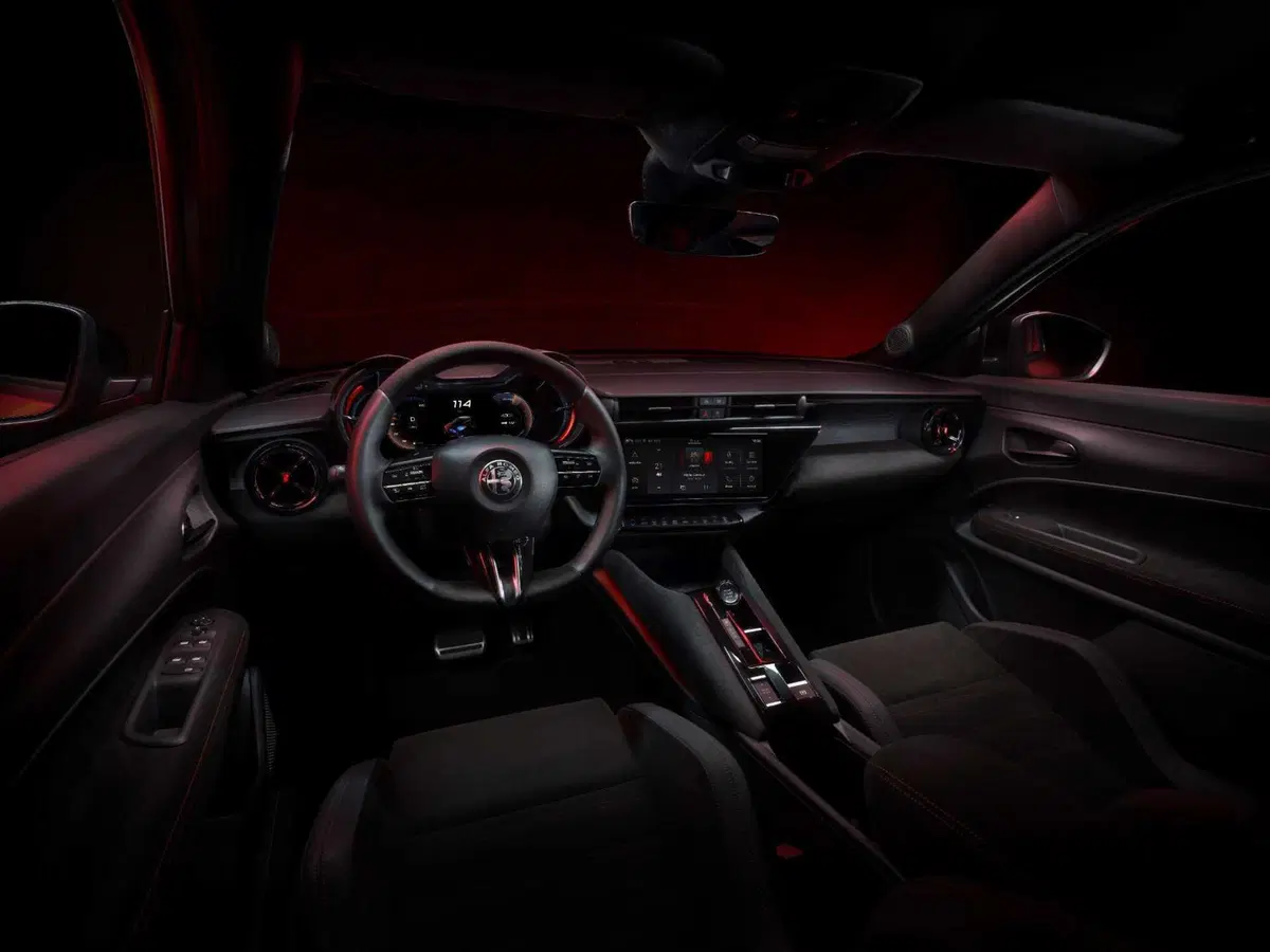 Alfa Romeo Milano: eccola dal vivo, elettrica fino a 240 CV, ma anche ibrida 48V  (8)