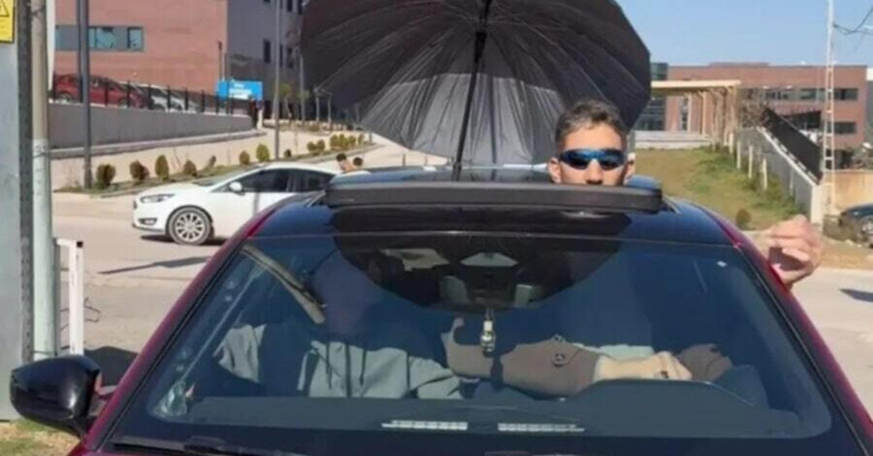 L&#039;uomo pi&ugrave; alto del mondo guida una Peugeot 308 dotata di ombrello
