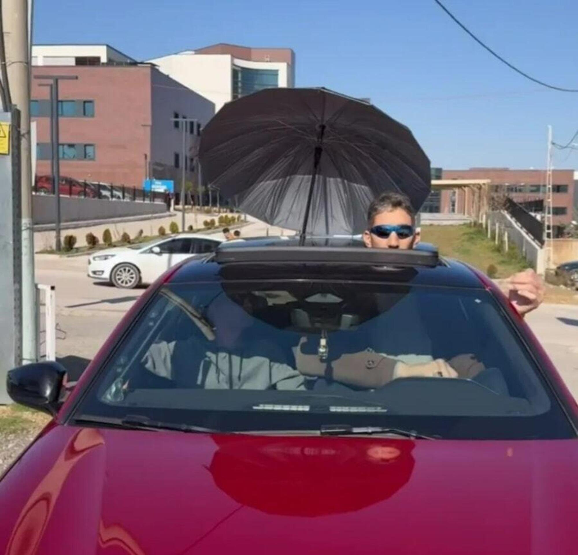 L&#039;uomo pi&ugrave; alto del mondo guida una Peugeot 308 dotata di ombrello