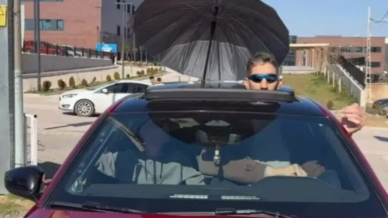 L'uomo pi&ugrave; alto del mondo guida una Peugeot 308 dotata di ombrello