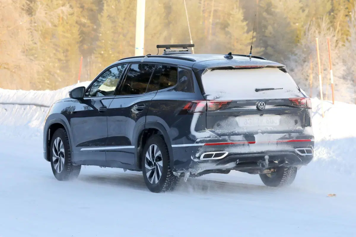 Volkswagen Tayron: il Suv a sette posti che sostituirà la Tiguan Allspace [Foto Spia] (2)