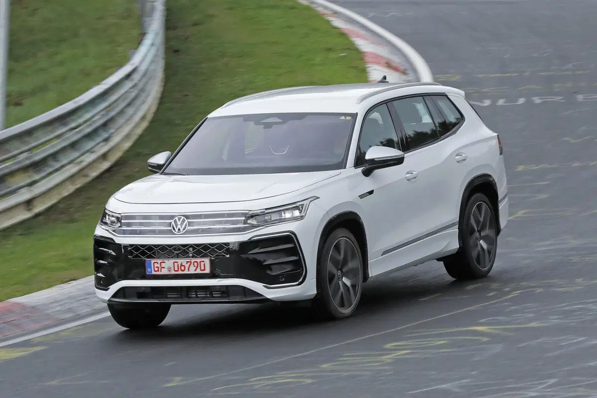 Volkswagen Tayron: il Suv a sette posti che sostituirà la Tiguan Allspace [Foto Spia] (3)