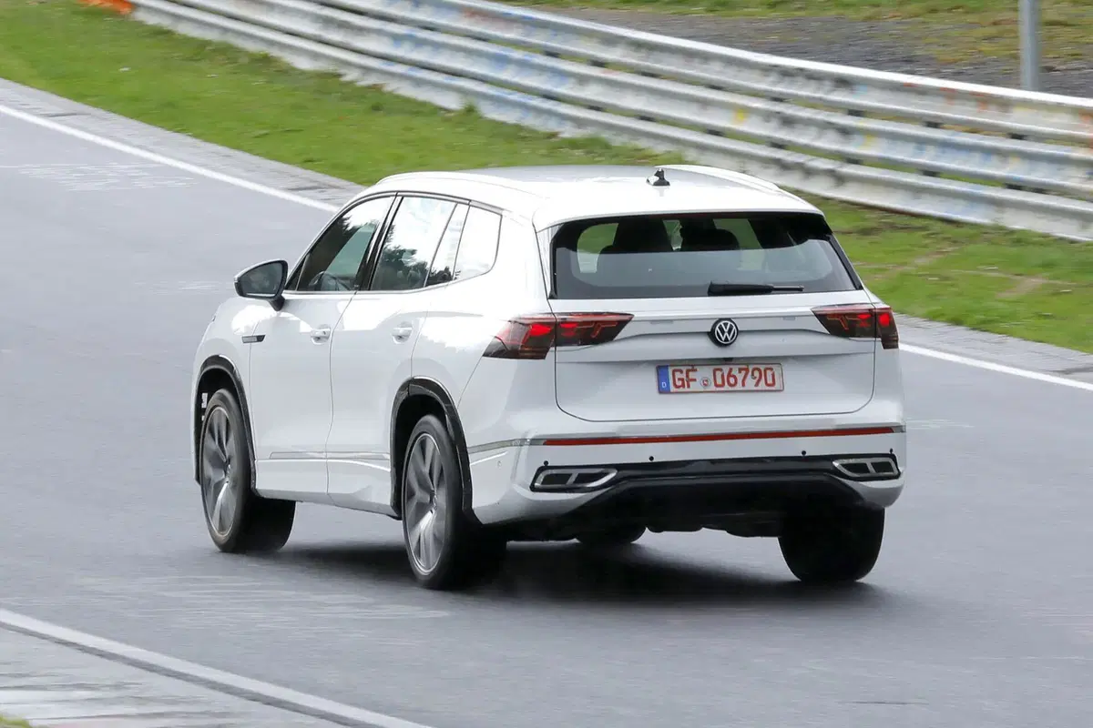 Volkswagen Tayron: il Suv a sette posti che sostituirà la Tiguan Allspace [Foto Spia] (4)