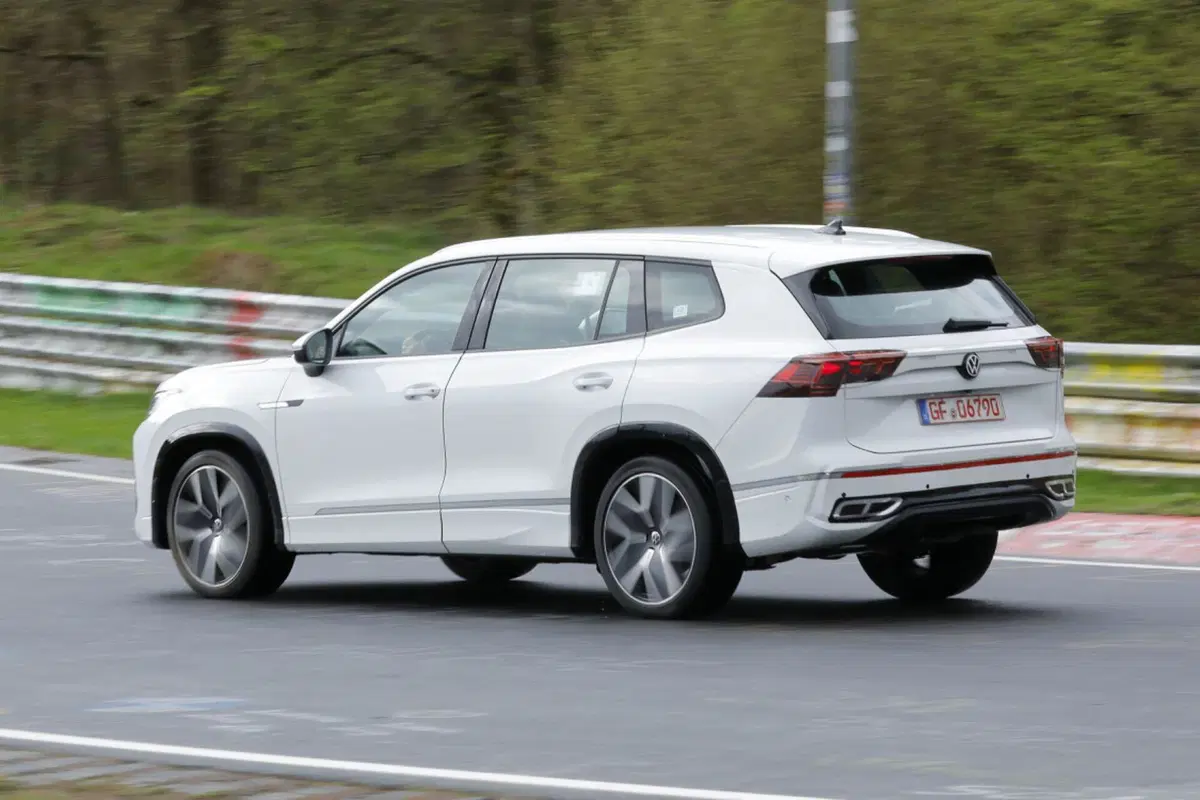 Volkswagen Tayron: il Suv a sette posti che sostituirà la Tiguan Allspace [Foto Spia] (6)
