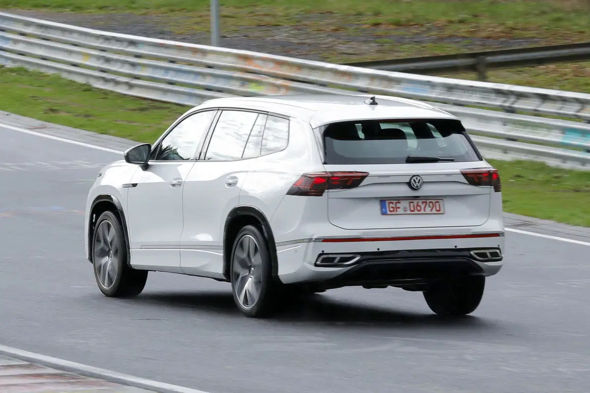 Volkswagen Tayron: il Suv a sette posti che sostituirà la Tiguan Allspace [Foto Spia] (7)