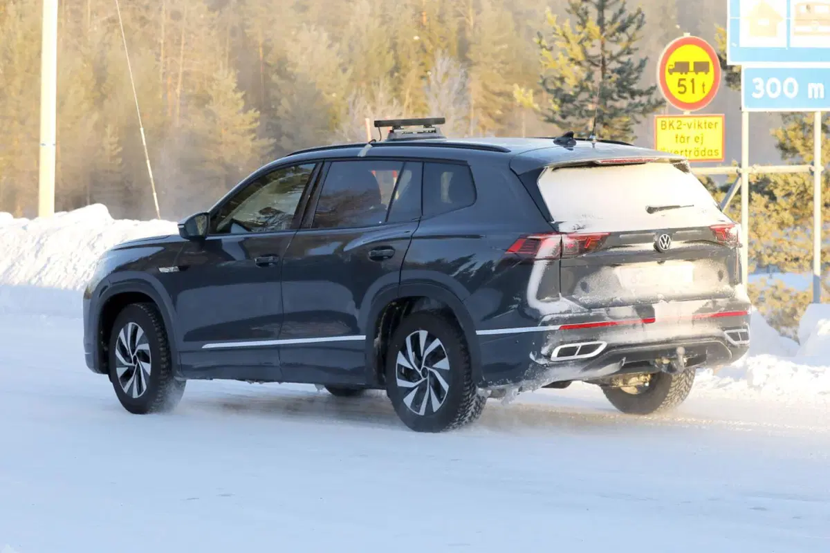Volkswagen Tayron: il Suv a sette posti che sostituirà la Tiguan Allspace [Foto Spia] (8)