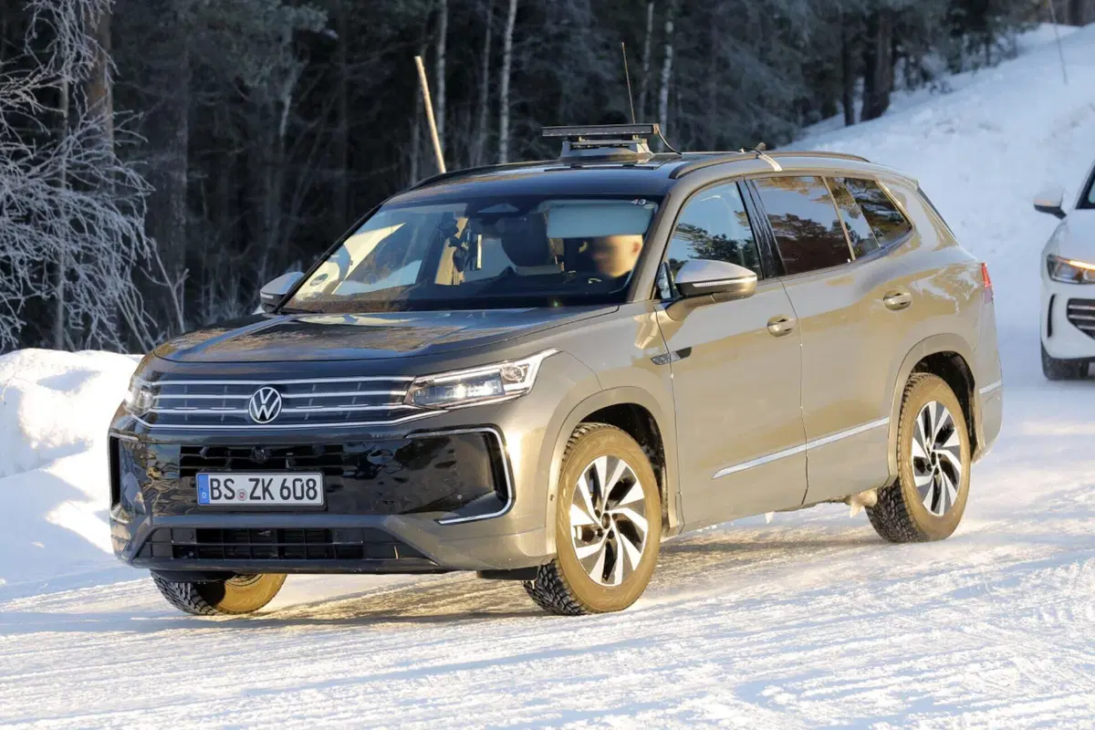 Volkswagen Tayron: il Suv a sette posti che sostituirà la Tiguan Allspace [Foto Spia] (9)