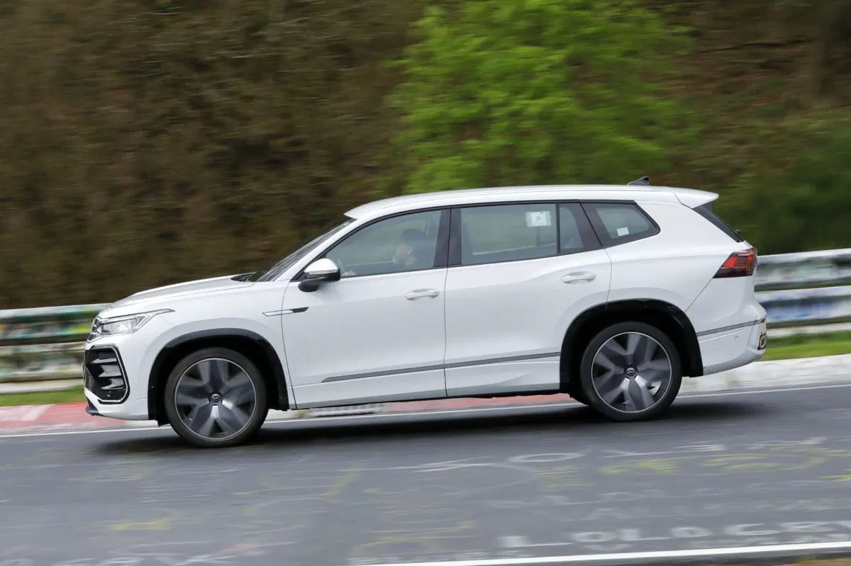 Volkswagen Tayron: il Suv a sette posti che sostituirà la Tiguan Allspace [Foto Spia] (10)