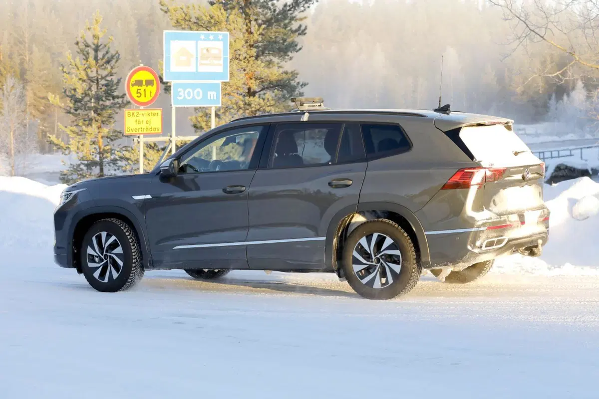 Volkswagen Tayron: il Suv a sette posti che sostituirà la Tiguan Allspace [Foto Spia] (11)