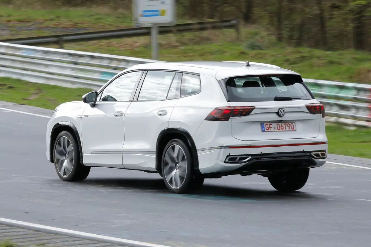 Volkswagen Tayron: il Suv a sette posti che sostituirà la Tiguan Allspace [Foto Spia] (13)