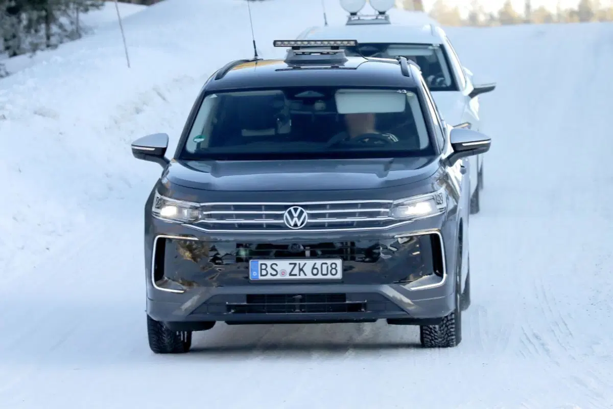 Volkswagen Tayron: il Suv a sette posti che sostituirà la Tiguan Allspace [Foto Spia] (12)