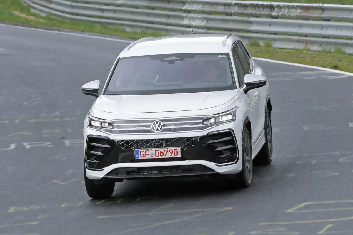 Volkswagen Tayron: il Suv a sette posti che sostituirà la Tiguan Allspace [Foto Spia] (14)