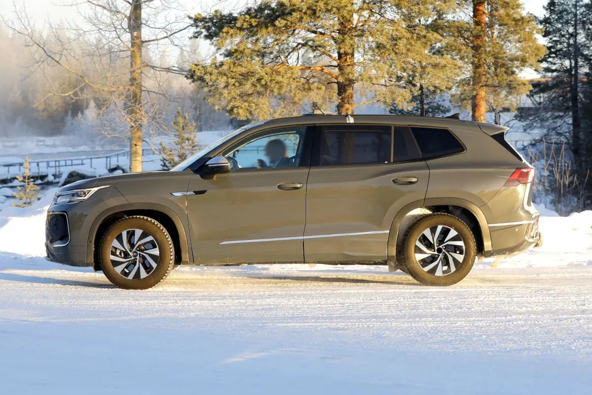 Volkswagen Tayron: il Suv a sette posti che sostituirà la Tiguan Allspace [Foto Spia] (19)