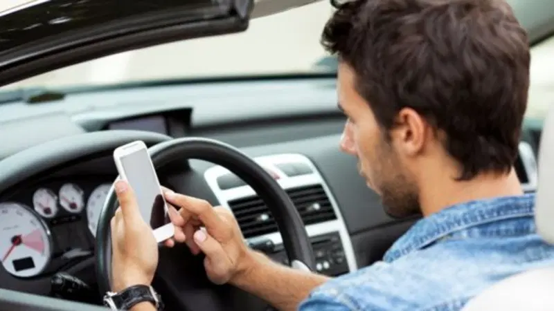 Il peggior nemico dell'auto e degli automobilisti &egrave;... lo smartphone