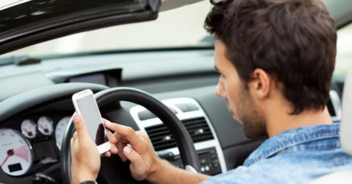 Il peggior nemico dell'auto e degli automobilisti &egrave;... lo smartphone