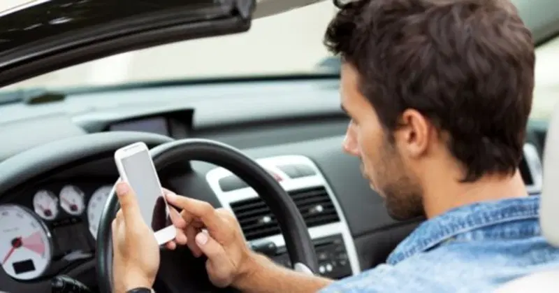 Il peggior nemico dell'auto e degli automobilisti &egrave;... lo smartphone