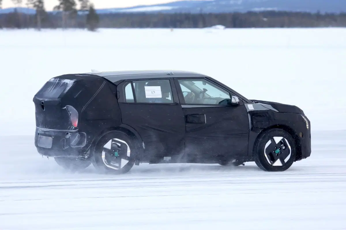 Kia EV3: l’elettrica con un’architettura a 800 Volt da 28.000 euro [Foto Spia] (8)