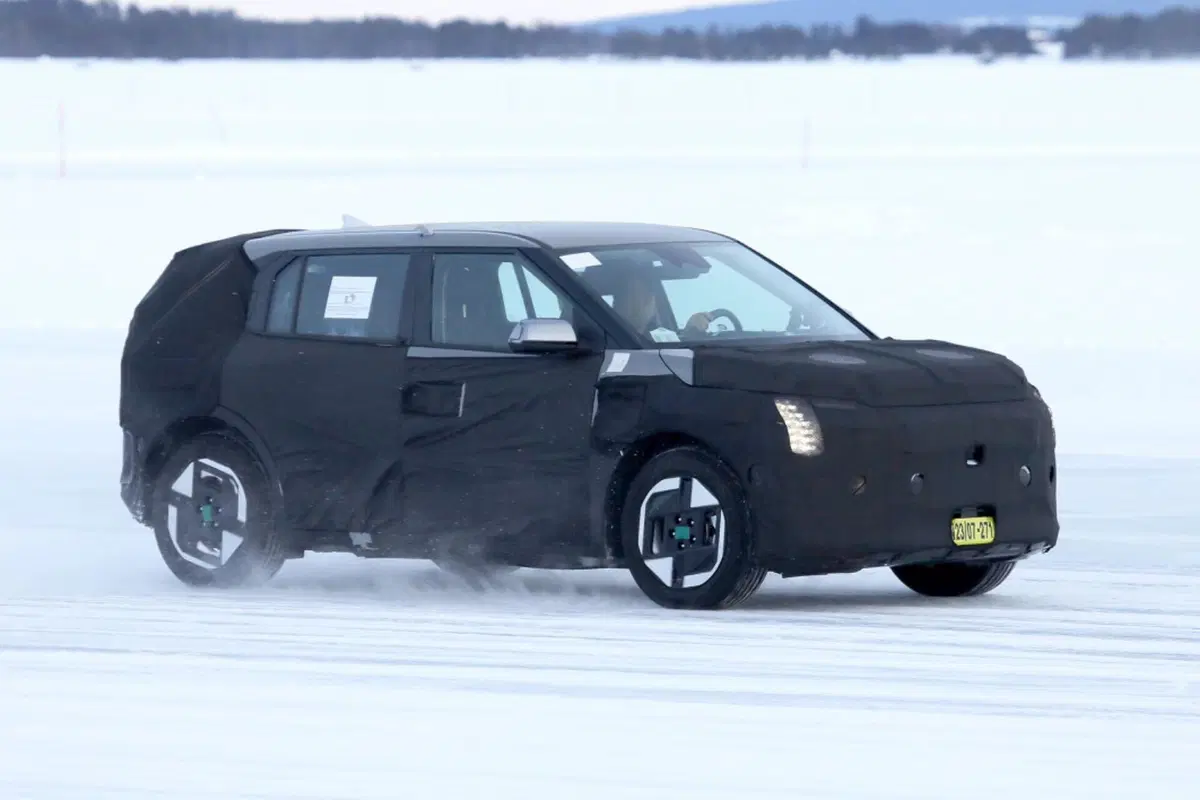 Kia EV3: l’elettrica con un’architettura a 800 Volt da 28.000 euro [Foto Spia] (10)