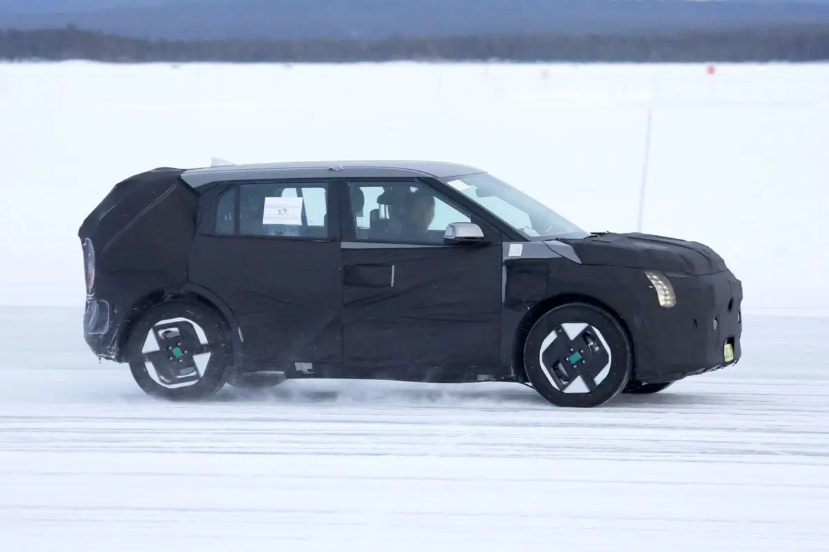 Kia EV3: l’elettrica con un’architettura a 800 Volt da 28.000 euro [Foto Spia] (11)