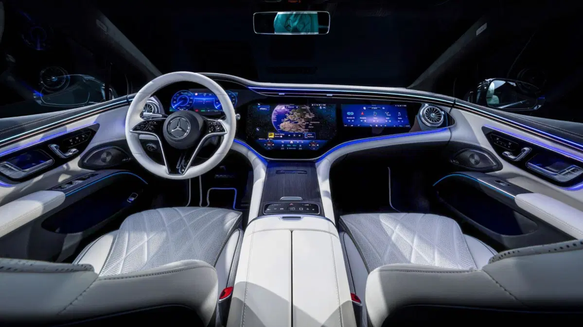 Mercedes EQS restyling, la stella sale sul cofano (3)